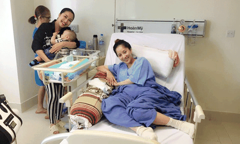  Ốc Thanh Vân bế con đến bệnh viện thăm mẹ con Khánh Thi 