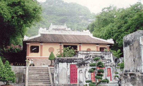 Lãng du xanh trên đất chín rồng