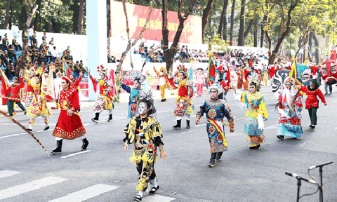 2.500 người dự diễu hành nghệ thuật kỷ niệm 70 năm Quốc khánh  