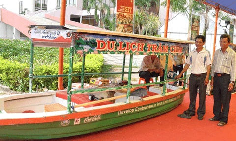 Đồng Tháp: Một nông dân lắp bán 6 thuyền du lịch chạy bằng năng lượng mặt trời