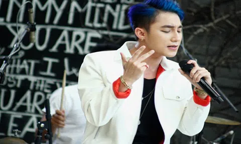 Sơn Tùng-MTP biểu diễn trong chương trình "Triệu vòng tay hướng về đồng bão bão lũ"