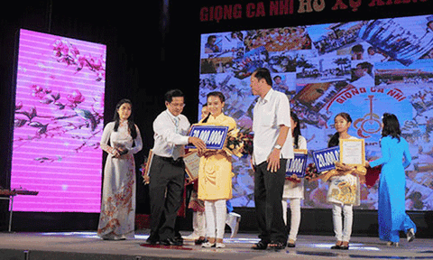  Bé Trần Thị Mỹ Dung đoạt giải quán quân cuộc thi “Hò, xự, xang, xê, cống” 2015 