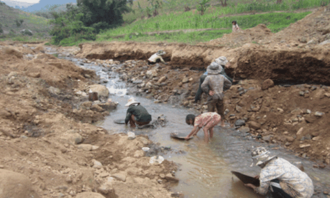 Nhọc nhằn mưu sinh nơi biên giới