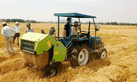 An Giang: Đầu tư máy cuốn rơm