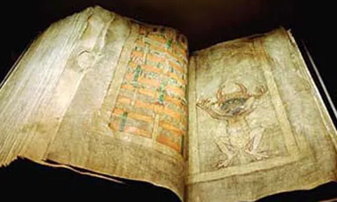 Cụ Hiêng hiến hơn 100 cuốn sách cổ do ba đời sưu tầm cho nhà nước