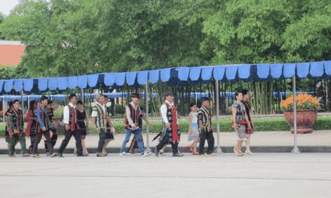 Đồng bào Cơ Tu vào Lăng viếng Bác