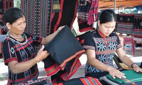 Biểu tượng hoa văn trên bộ trang phục của người Tà Ôi, Thừa Thiên – Huế