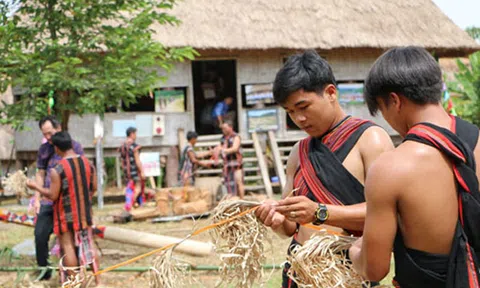 Ngỡ ngàng trước không gian dân tộc Cơ Tu trong “Ngôi nhà chung”