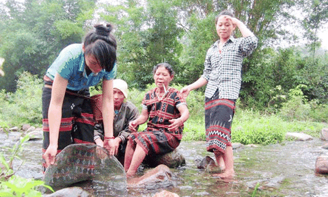 Tập tục đưa con dâu đi xúc cá để... đoán tính cách