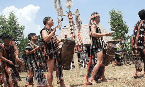 Đồng bào Cơ Tu mừng nhà Gươl