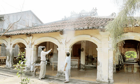 Về lại ngôi đình cách mạng