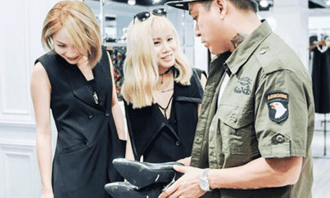 Tuấn Hưng tự tay thử giày cho học trò "Giọng hát Việt"