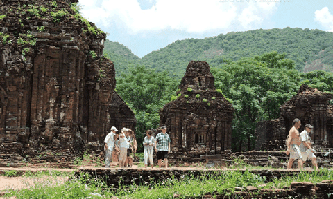 Ngỡ ngàng vẻ đẹp cổ kính rêu phong tháp cổ Mỹ Sơn