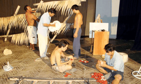 Sân khấu đìu hiu, hậu đài lo lắng