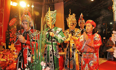 Hẩm hiu nghệ sĩ hát đám: “Kiếm cháo” nơi sân chùa