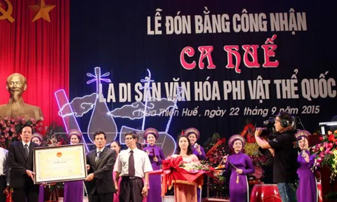 Ca Huế đón nhận bằng Di sản văn hóa phi vật thể quốc gia