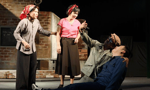 Sân khấu đang buồn nhiều hơn vui