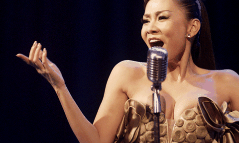 Thu Minh trình diễn trong đêm chung kết Hoa hậu Hoàn vũ Việt Nam 2015