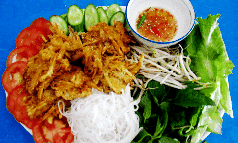 Con cá cơm lăn bột chiên xù ở Phú Quốc