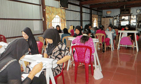 Bà chủ nhiệm vực dậy nghề thêu may của phụ nữ Chăm