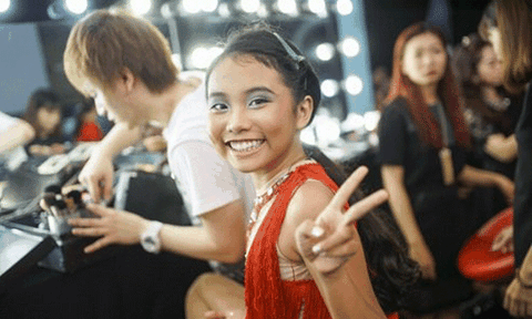 Phương Mỹ Chi ngại ngùng diện váy ngắn đóng Jennifer Lopez