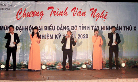  Biểu diễn văn nghệ phục vụ nhân dân vùng biên 