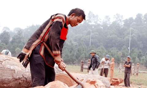 Chiếc rìu trong đời sống sản xuất của người Giẻ Triêng, Kon Tum