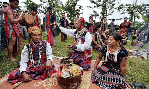 Người Tà Ôi mừng nhà mới