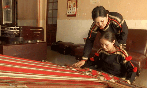 Say mê nghề dệt thổ cẩm