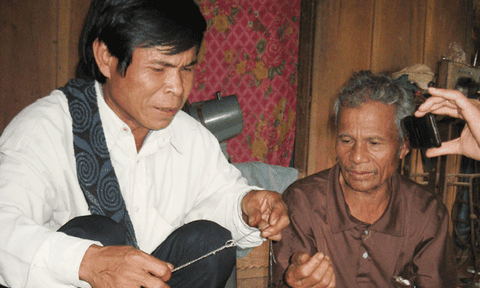 Buộc chỉ cổ tay - nghi thức cầu an độc đáo của người Khùa