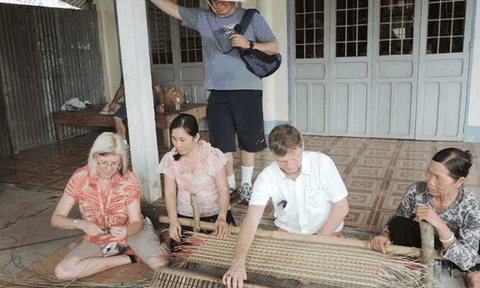 Làng chiếu thắm tình miền Tây