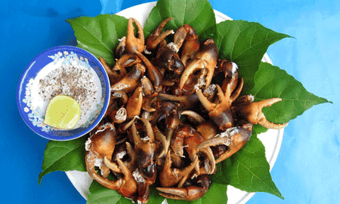 Càng cua đồng rang muối ớt mùa nước lũ miền Tây