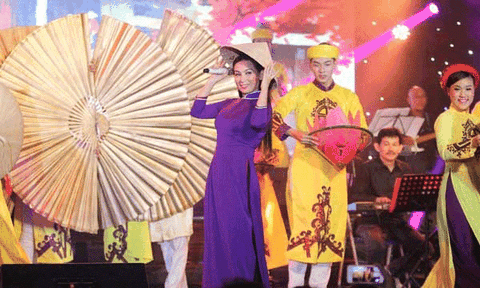 Phi Nhung làm liveshow tiền tỷ tại Mỹ