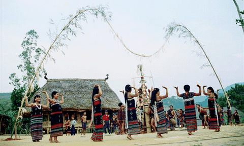 Nhà dài truyền thống của người Cơ Tu
