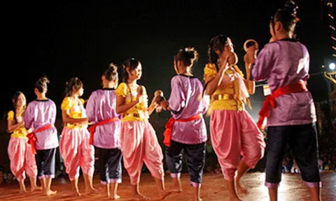 Đặc sắc Liên hoan tiếng hát thanh niên dân tộc Khmer - Hoa nhân dịp lễ sen Đôn Ta