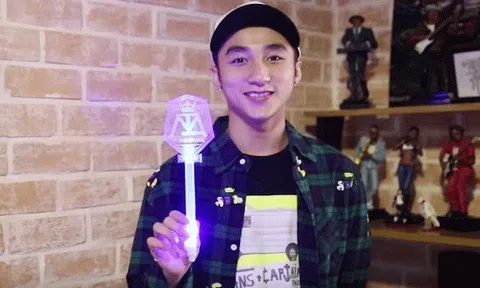 Sơn Tùng M-TP toát hết “mồ hôi hột” vì lightstick của mình