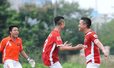 Bốn sao nam Vbiz mê bóng đá như ca hát