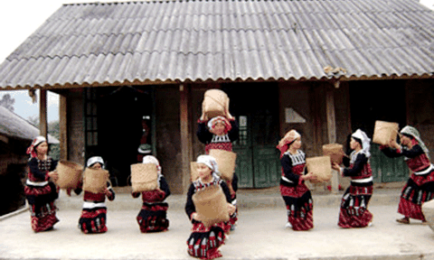 Lễ lên nhà mới của người Phù Lá, Yên Bái