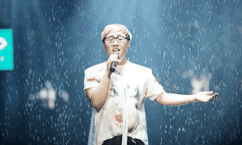 Trung Quân "gọi mưa" trên sân khấu Bài hát Việt