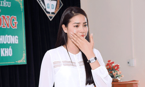 Hoa hậu Phạm Hương bật khóc nhớ về tuổi thơ gian khó