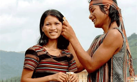 Quảng Ngãi: Phong tục mai mối trong hôn nhân của người Hrê xưa