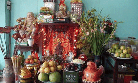 Sự thật về phong tục cho thần Tài hưởng “nhũ hoa” của nữ nhân viên để cầu may ở Hội An