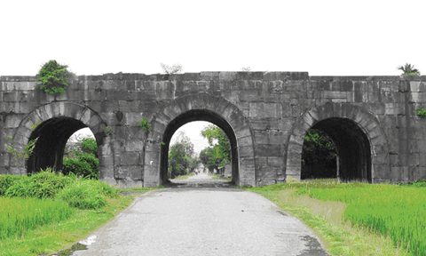 Di tích lịch sử Thành Nhà Hồ 