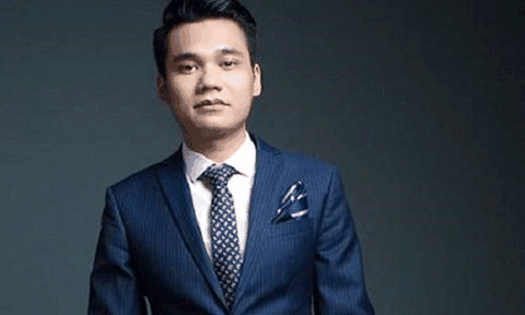 Khắc Việt: "Tôi từng bị fan cuồng xé tan quần áo"