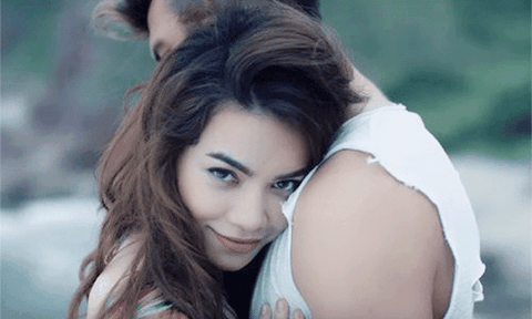 Hà Hồ tình tứ ôm trai Tây trong MV "Định mệnh"