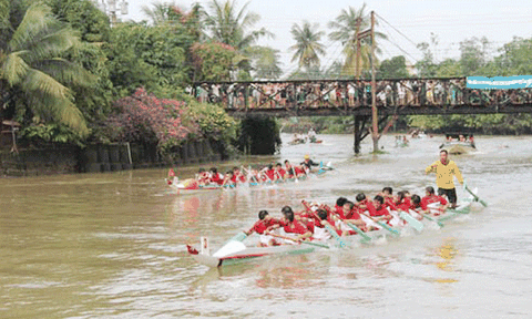 Nhộn nhịp đua thuyền, bắt vịt ở Đồng Nai