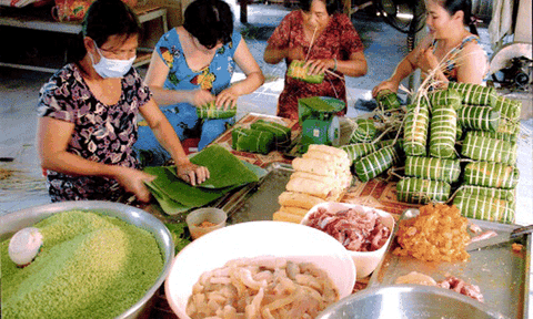  Hương vị khó quên của bánh tét Trà Cuôn 