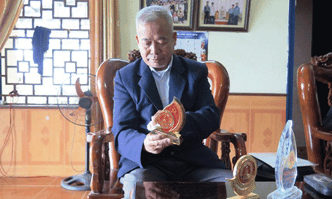 Tuyên Quang: Gương sáng đảng viên - Vận động dân hiến đất làm đường