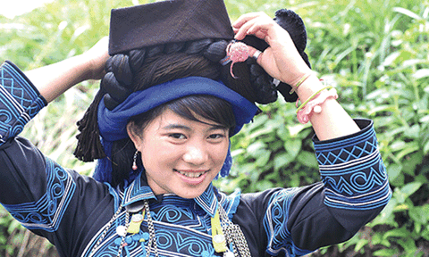 Phụ nữ Hà Nhì đen làm đẹp cho mái tóc