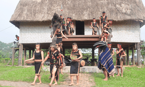 Lễ cầu may mắn, bình yên cho dân làng của người Ba na, Kon Tum